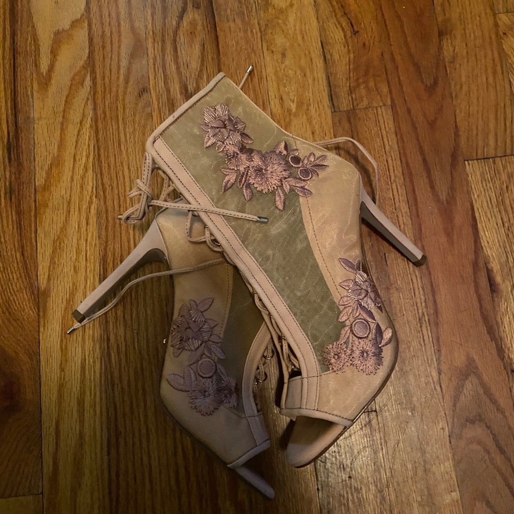 Gianni Bini Pjnk floral booties peep toe